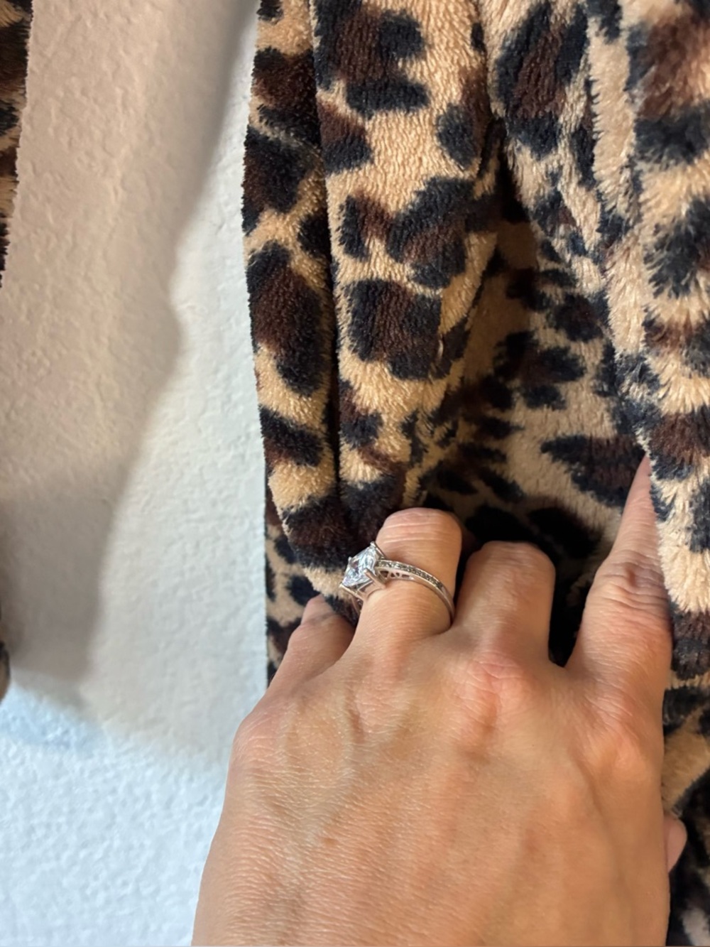 PLUSH LEOPARD ANIMAL PRINT CARDIGAN - Picture 2 of 5
